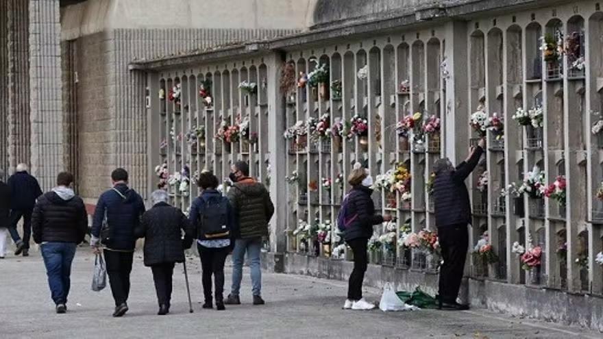 Las visitas al cementerio se multiplican en los días de Todos los Santos y de Difuntos.