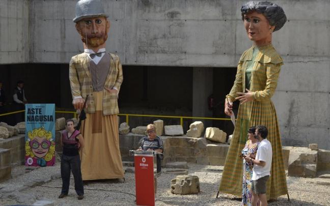 La harrijasotzaile Karmele Gisasola, la concejala de Fiestas, Itziar Urtasun, la bertsolari Onintza Enbeitia y el músico Garikoitz Otamendi.