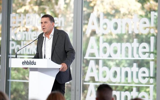 El coordinador general de EH Bildu, Arnaldo Otegi, interviene durante una conferencia política de su partido.