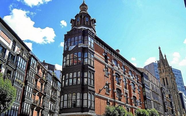 Los miradores en vertice de Hurtado de Amezaga 11 destacan en un cruce de calles con otras muchas balconadas. | REPORTAJE FOTOGR&Aacute;FICO: MAIDER GOIKOETXEA