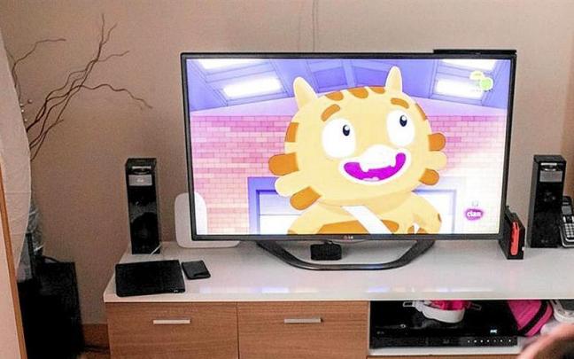 Dos niñas ven la televisión en el salón de su casa. | FOTO: E.P.