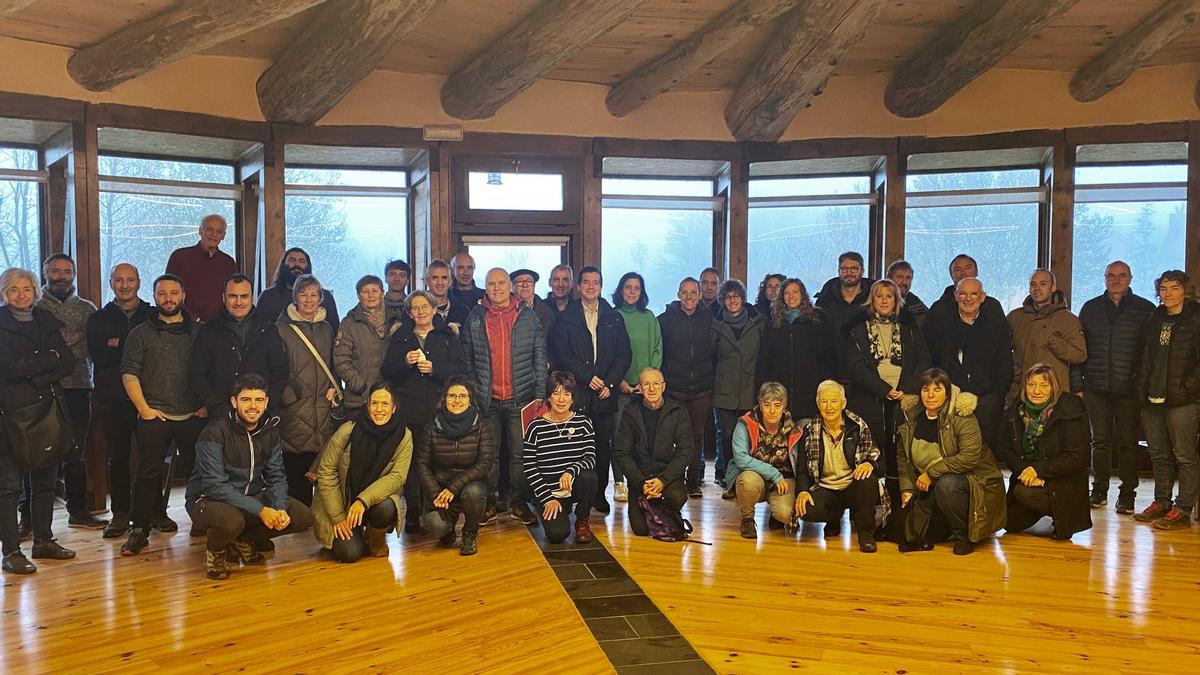 Asistentes al I Encuentro de Comunidades Ciudadanas de Energía junto con el consejero Irujo y la directora general Itoiz (los dos en el centro).