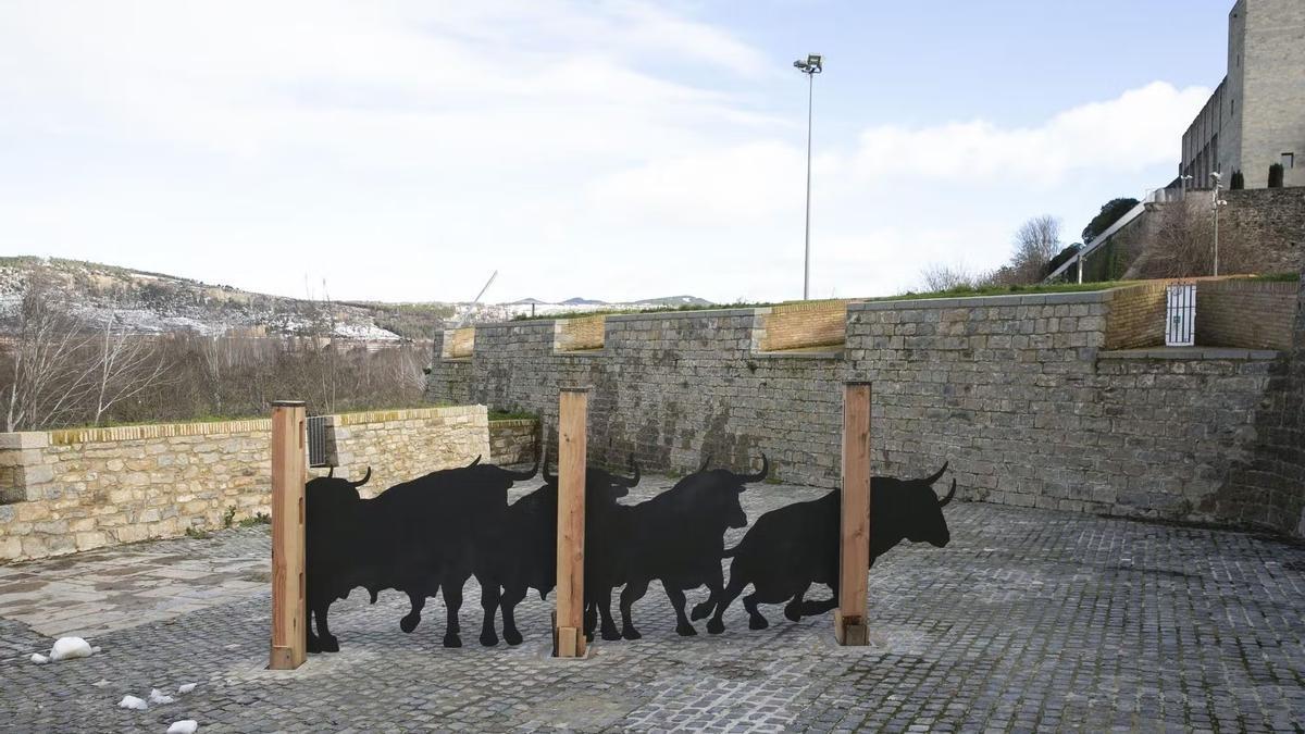 Cinco toros metálicos en los corrales de Santo Domingo