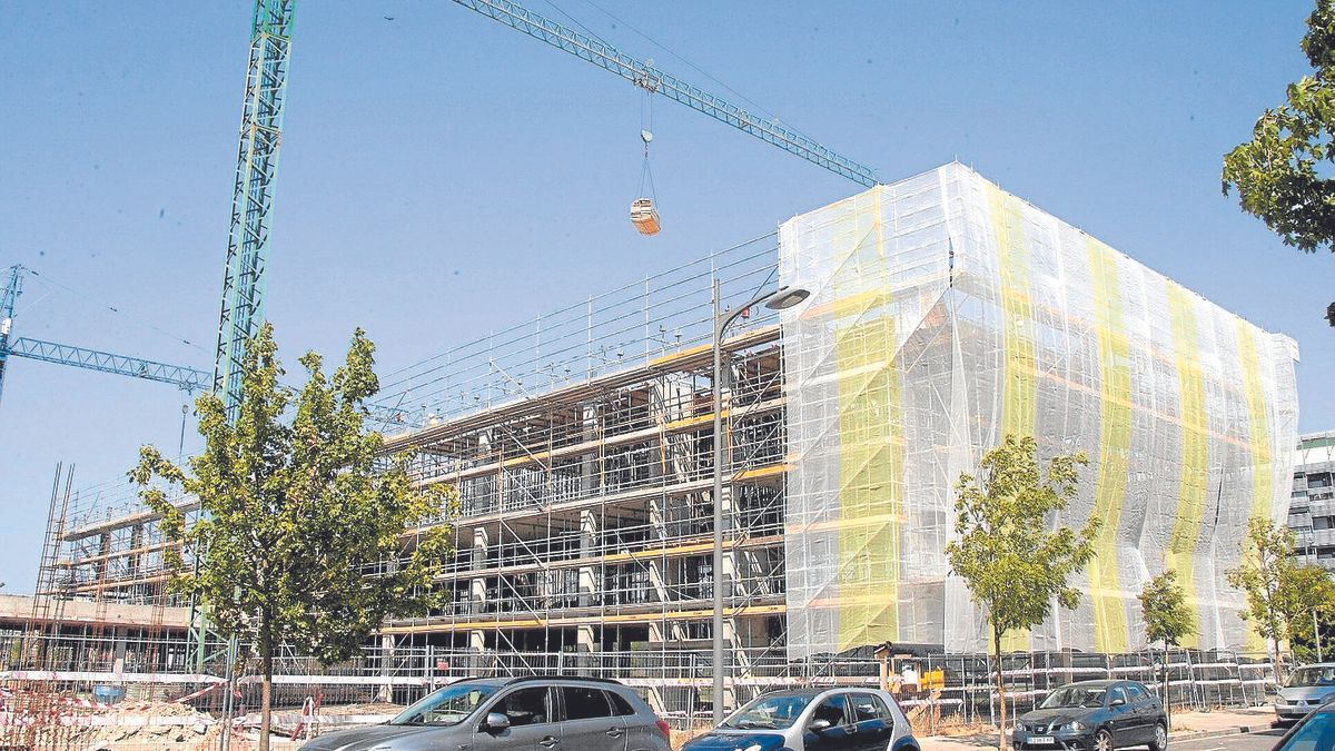 La estructura del centro de Infantil y Primaria ya es visible después de que en marzo comenzaran las obras en la parcela. | FOTO: JOSU CHAVARRI