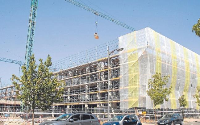 La estructura del centro de Infantil y Primaria ya es visible después de que en marzo comenzaran las obras en la parcela. | FOTO: JOSU CHAVARRI La estructura del centro de Infantil y Primaria ya es visible después de que en marzo comenzaran las obras en la parcela. | FOTO: JOSU CHAVARRI