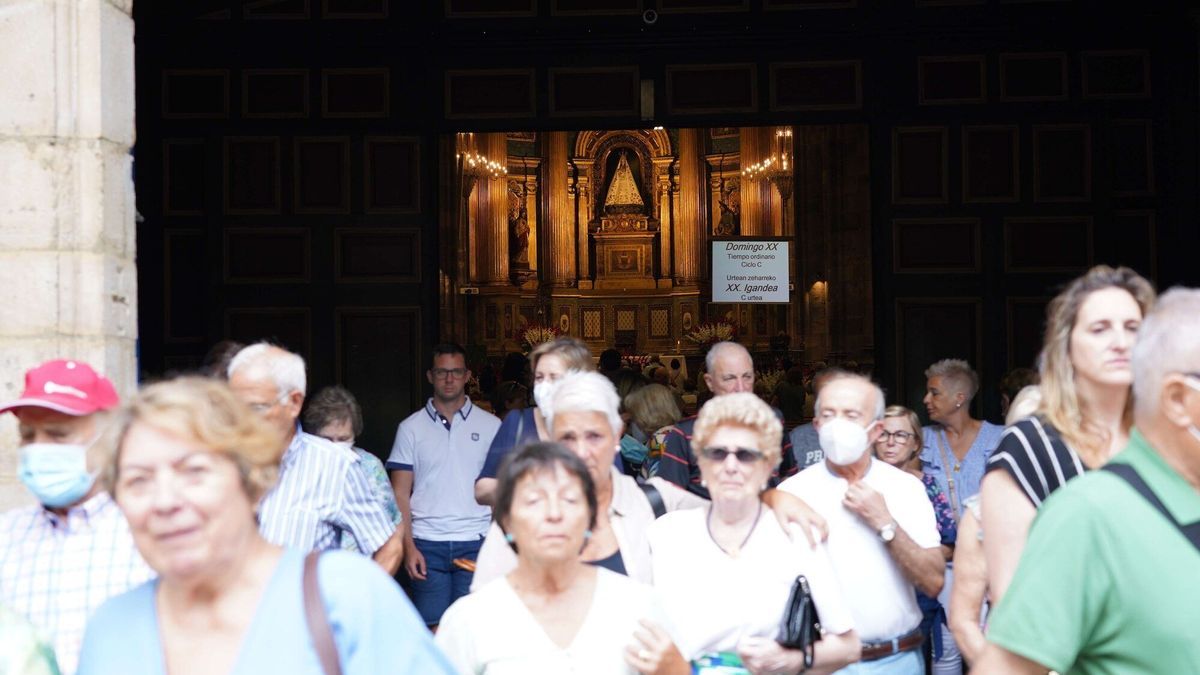 Fieles a la salida de la basílica de Begoña en la víspera de la peregrinación a la Amatxu