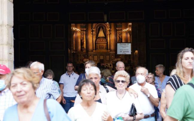 Fieles a la salida de la bas&iacute;lica de Bego&ntilde;a en la v&iacute;spera de la peregrinaci&oacute;n a la Amatxu