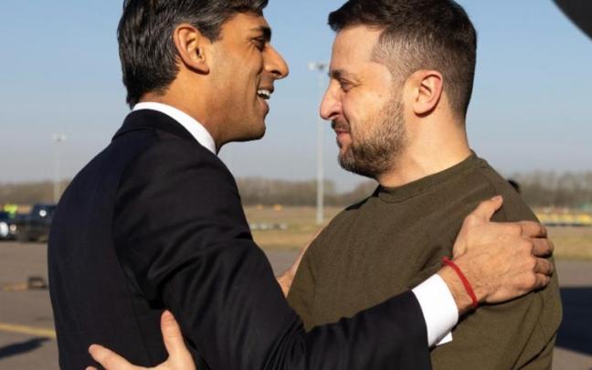 Zelenski llega al Reino Unido para hablar con Sunak y ante el Parlamento.