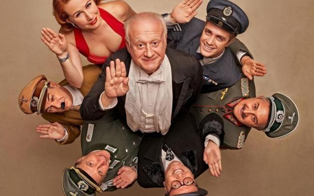 Echanove, en el centro, rodeado del elenco de esta ambiciosa comedia.