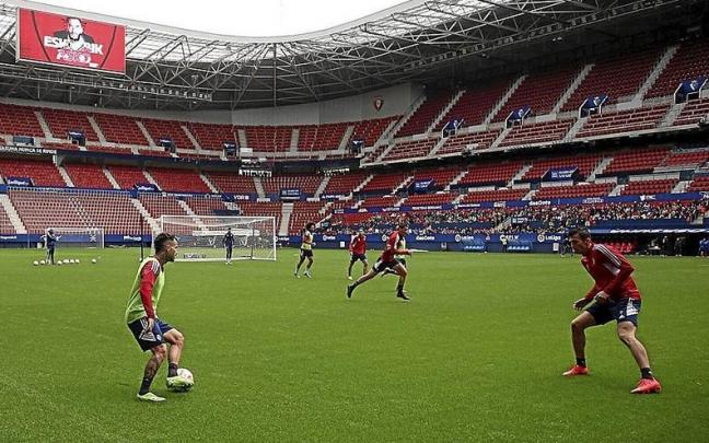 Budimir defiende a Rub&eacute;n Garc&iacute;a en El Sadar durante el entrenamiento con p&uacute;blico de ayer en El Sadar.