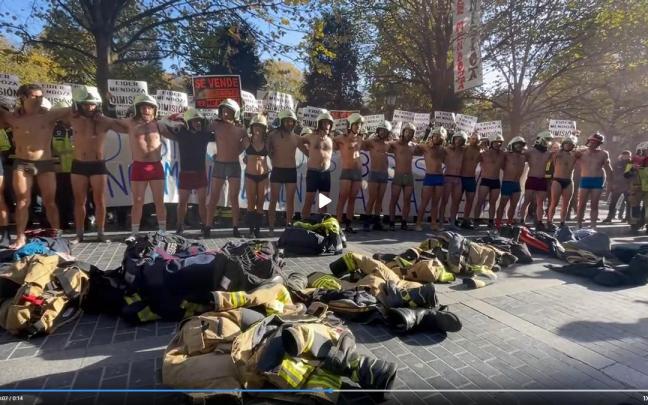 Bomberos de Gipuzkoa se quedan en ropa de interior para protestar por la OPE unificada