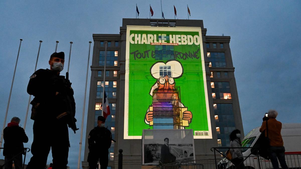 Imagen de una caricatura de 'Charlie Hebdo' proyectada en la fachada de un edificio.