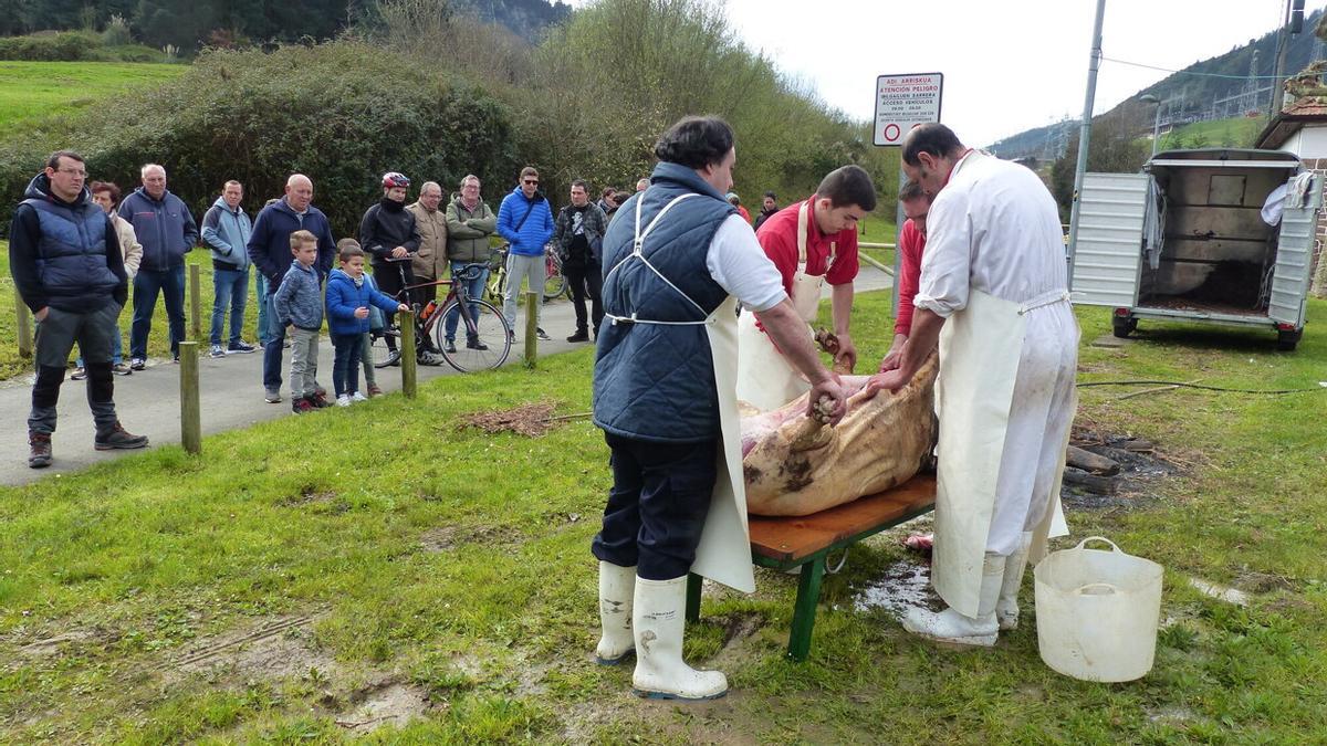 Una demostración del despiece del txerri.