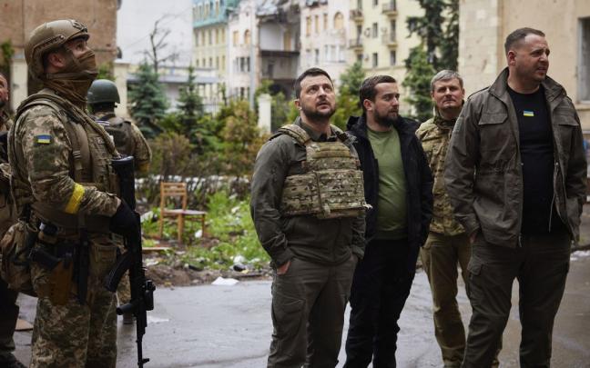 Zelenski contempla la destrucción de edificios residenciales en la región de Kharkiv, Ucrania. Zelenski contempla la destrucción de edificios residenciales en la región de Kharkiv, Ucrania.