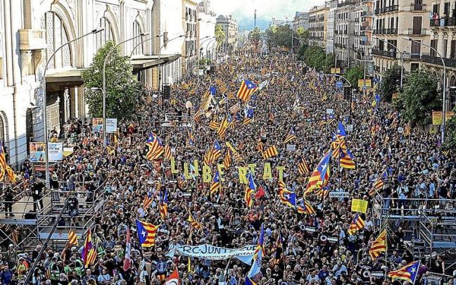 Una marea de ciudadanos volvió a inundar las calles de Barcelona en la Diada, derrotando a los temores de la desmovilización y reivindicando la independencia. Una marea de ciudadanos volvió a inundar las calles de Barcelona en la Diada, derrotando a los temores de la desmovilización y reivindicando la independencia.