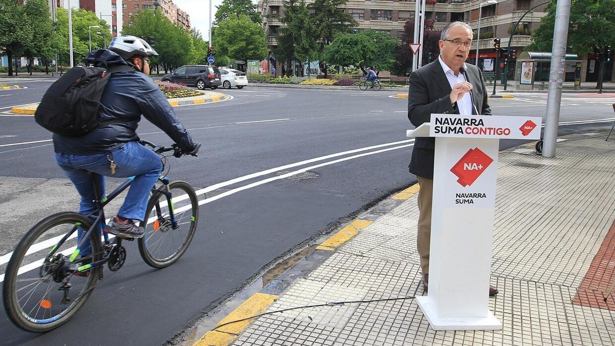 Un ciclista pasando por el carril bici de Pío XII mientras Maya participa en un acto de campaña de Navarra Suma en 2019