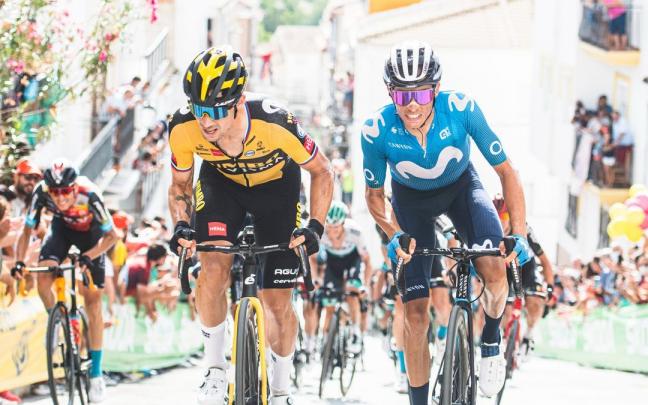 Primoz Roglic, campe&oacute;n de las pasadas tres ediciones de la carrera, en pugna con Mas. Foto: Charly L&oacute;pez