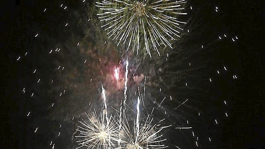 Paraguas en la espera de los fuegos el jueves . | FOTO: IKER AZURMENDI