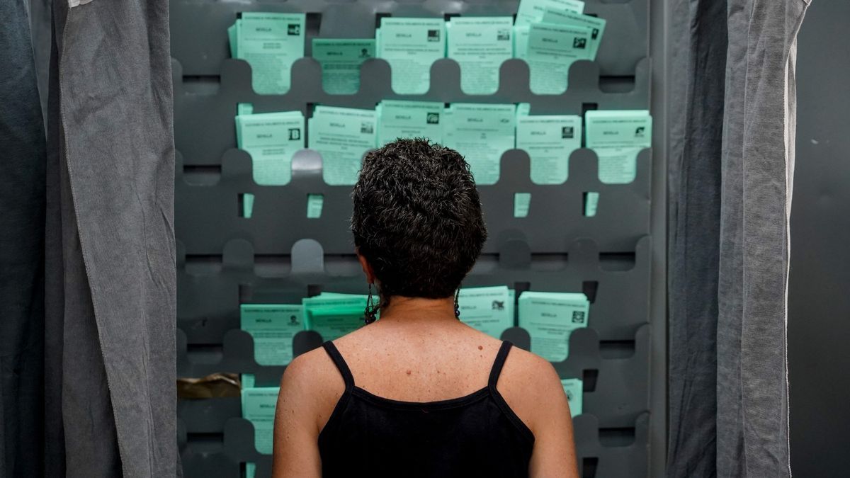 Una mujer observa las papeletas para ejercer su derecho al voto durante el día de las elecciones a la presidencia de la Junta de Andalucía a 19 de junio de 2022 en Sevilla (Andalucía, España) 19 JUNIO 2022 Eduardo Briones / Eur