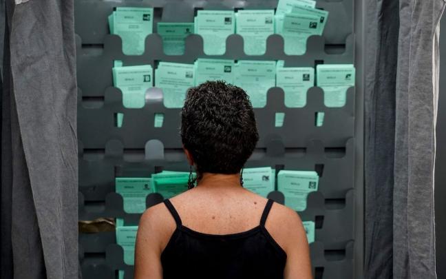 Una mujer observa las papeletas para ejercer su derecho al voto durante el d&iacute;a de las elecciones a la presidencia de la Junta de Andaluc&iacute;a a 19 de junio de 2022 en Sevilla (Andaluc&iacute;a, Espa&ntilde;a) 19 JUNIO 2022 Eduardo Briones / Eur