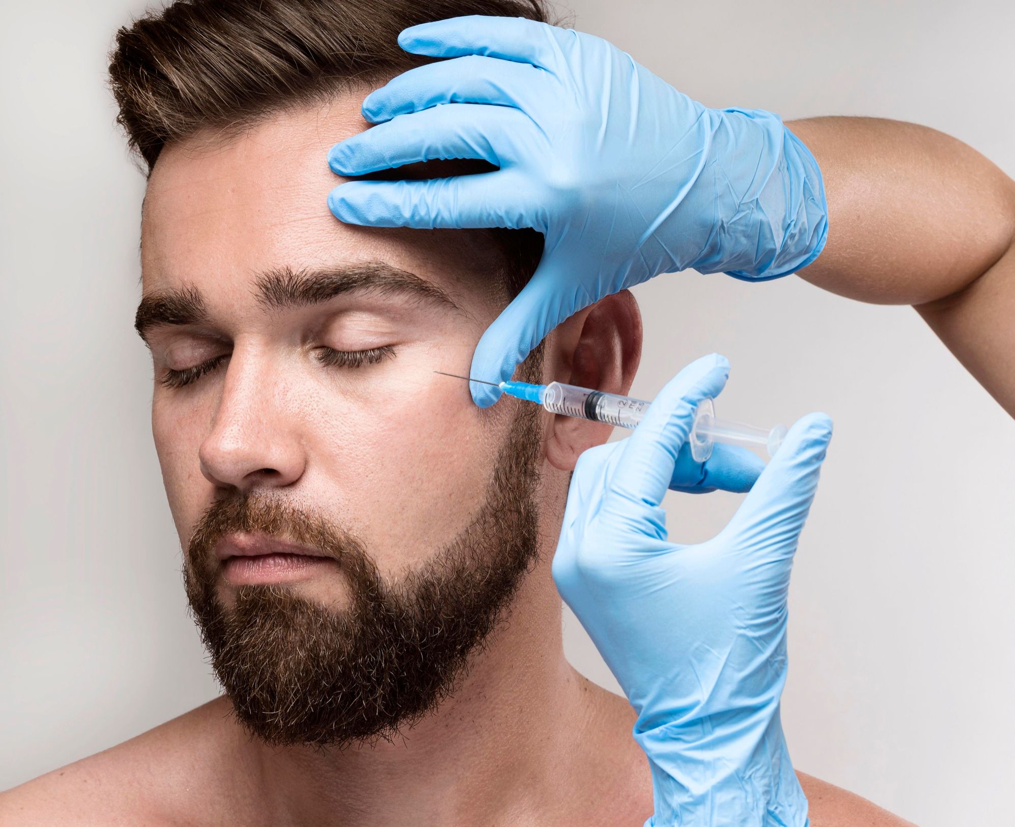 Un hombre recibe un tratamiento facial con bótox.