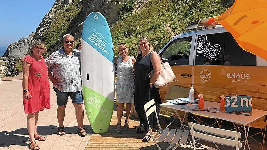 Presentación de la campaña Olas Solidarias que se celebra en Zumaia hasta el lunes que viene. | FOTO: N.G.