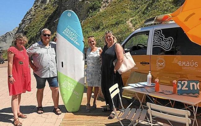 Presentación de la campaña Olas Solidarias que se celebra en Zumaia hasta el lunes que viene. | FOTO: N.G.