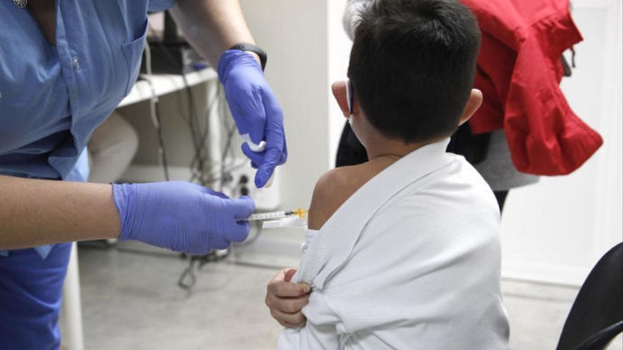 Un niño recibe una dosis de la vacuna contra la covid-19