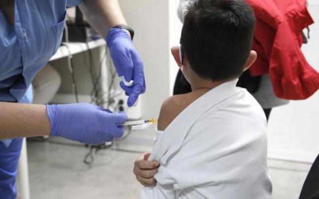 Un niño recibe una dosis de la vacuna contra la covid-19 Un niño recibe una dosis de la vacuna contra la covid-19