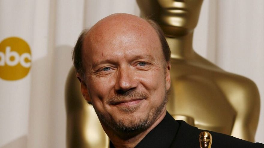 Haggis posa en la gala de los Oscars 2006 con las estatuillas a la mejor película y guion.