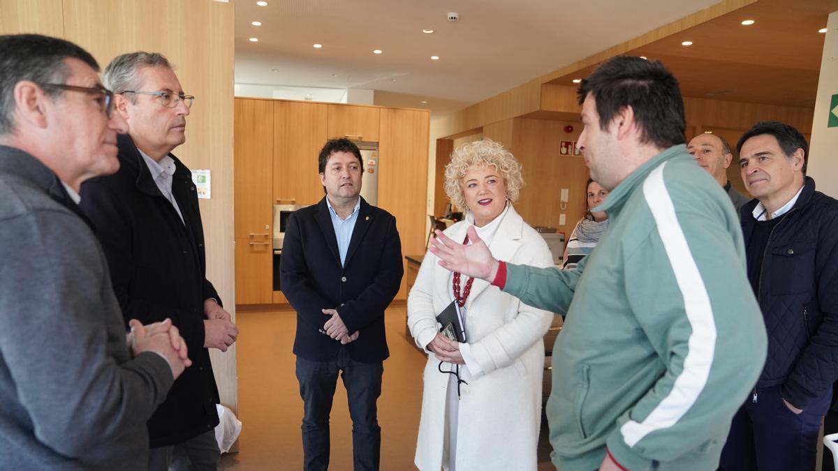 En la visita al Garagune de Zarautz realizada esta semana, el diputado general ha estado acompa&ntilde;ado por el alcalde de Zarautz, Xabier Txurruka y la diputada foral de Pol&iacute;ticas Sociales, Maite Pe&ntilde;a. N.G.