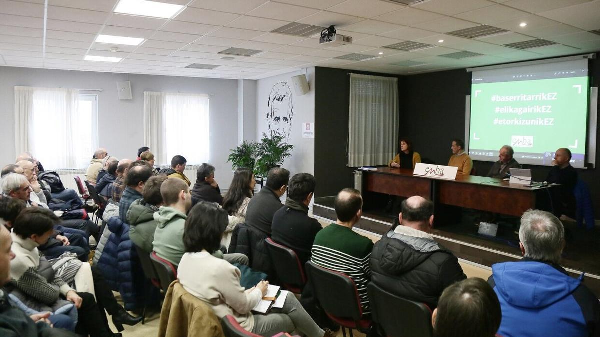 Instante de la asamblea general de Enba en Urnieta.