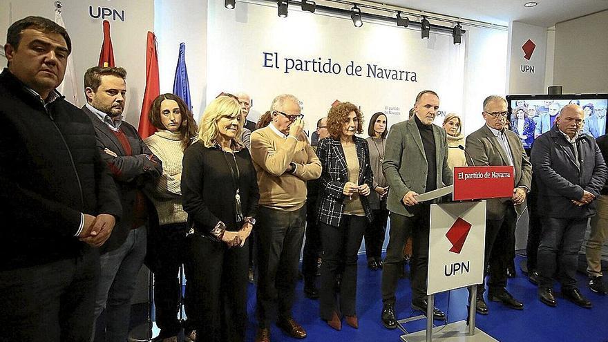 Los miembros de la ejecutiva de UPN comparecen con rostro serio en la sede del partido para comunicar la decisión de concurrir solos a las elecciones.