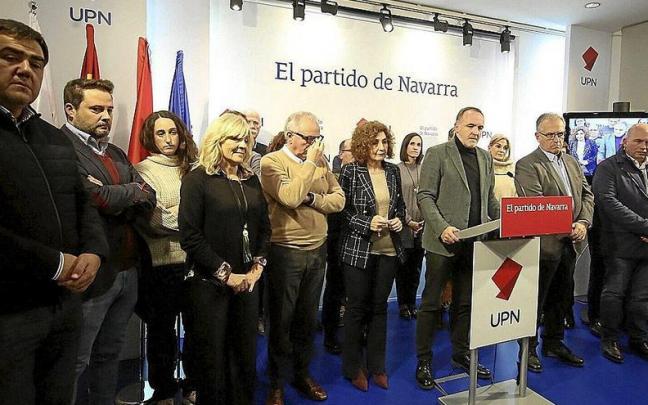 Los miembros de la ejecutiva de UPN comparecen con rostro serio en la sede del partido para comunicar la decisión de concurrir solos a las elecciones.