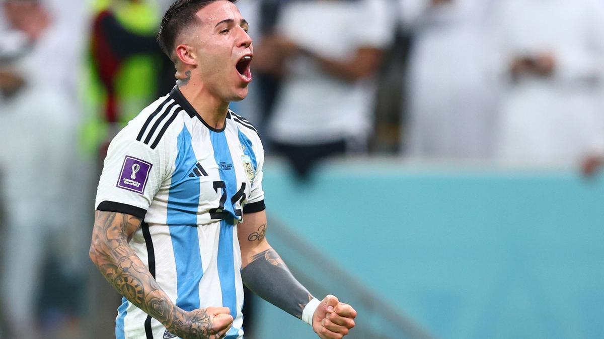 Enzo Fernández celebra la victoria contra México en el Mundial.