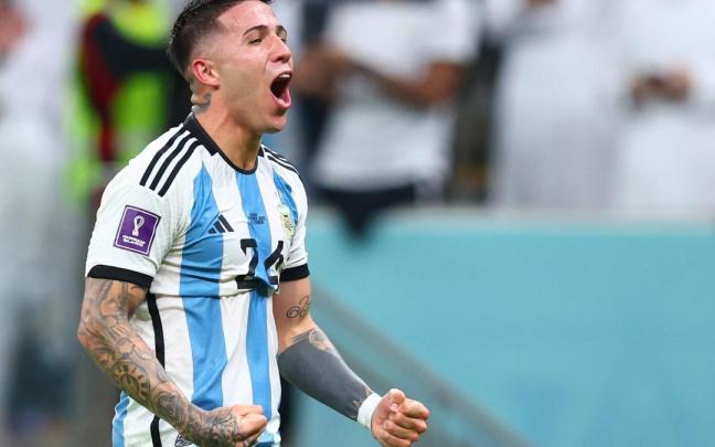 Enzo Fernández celebra la victoria contra México en el Mundial. Enzo Fernández celebra la victoria contra México en el Mundial.