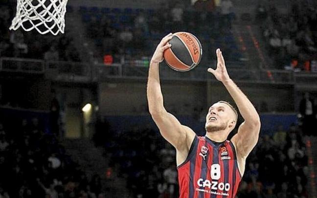 Tadas se dispone a realizar una bandeja ante el Olympiacos. | FOTO: P. BARCO Tadas se dispone a realizar una bandeja ante el Olympiacos. | FOTO: P. BARCO