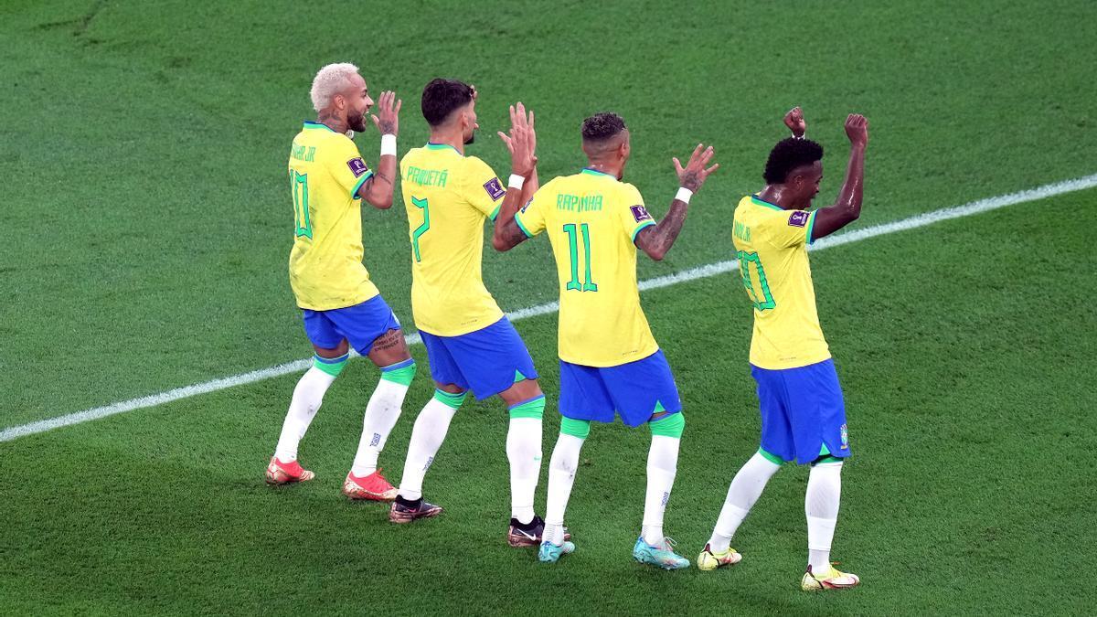 Neymar, Lucas Paquetá, Raphinha y Vinicius bailan tras un gol de Brasil ante Corea del Sur en los octavos de final del Mundial de Catar