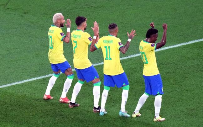 Neymar, Lucas Paquetá, Raphinha y Vinicius bailan tras un gol de Brasil ante Corea del Sur en los octavos de final del Mundial de Catar Neymar, Lucas Paquetá, Raphinha y Vinicius bailan tras un gol de Brasil ante Corea del Sur en los octavos de final del Mundial de Catar