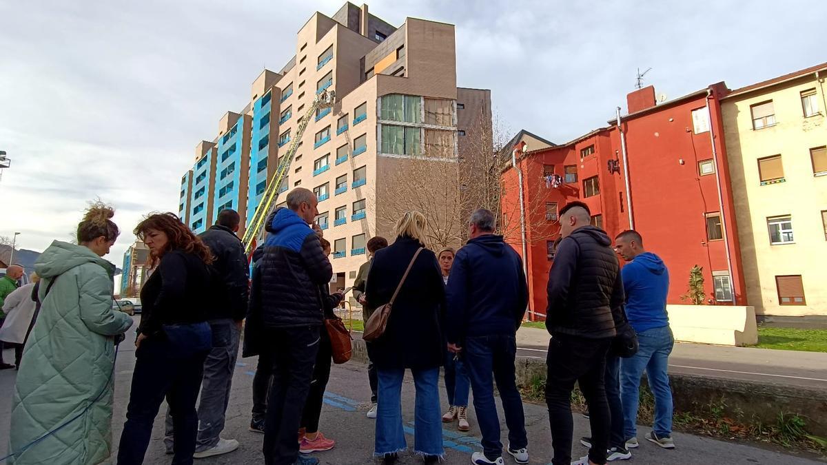 Se deprende parte de una fachada de viviendas en Lutxana