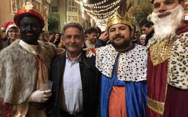 Miguel Ángel Revilla, hace unos años con los Reyes Magos. Miguel Ángel Revilla, hace unos años con los Reyes Magos.