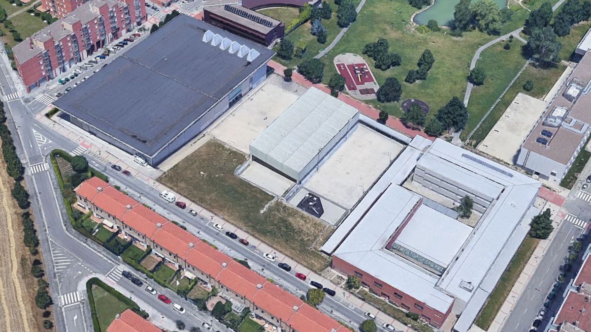 Vista aérea de los centros escolares públicos Mendigoiti y el Lago, que comparten la zona deportiva central.