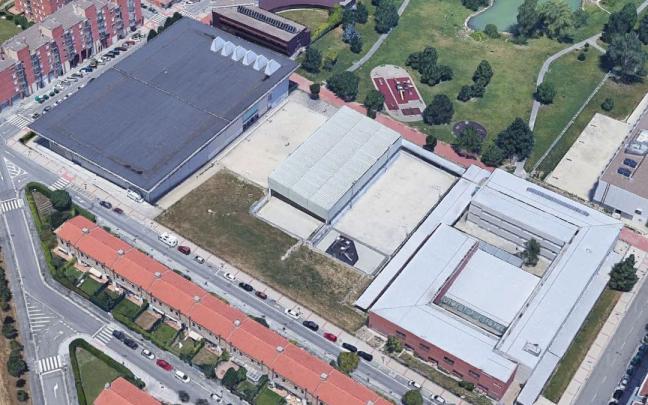 Vista aérea de los centros escolares públicos Mendigoiti y el Lago, que comparten la zona deportiva central.