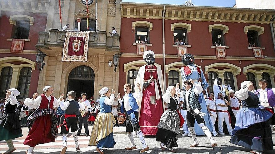 Dantzaris de Ibai Ega bailando bajo los cohetes lanzados por los ediles txikis de Estella.