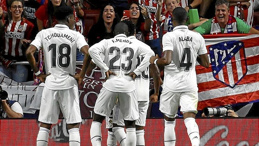 Los jugadores del Real Madrid celebran el primer gol. | FOTO: EFE