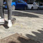 Un joven con un patinete el&eacute;ctrico.