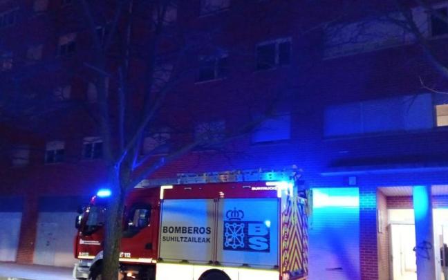 Bomberos llegan al lugar del incendio.