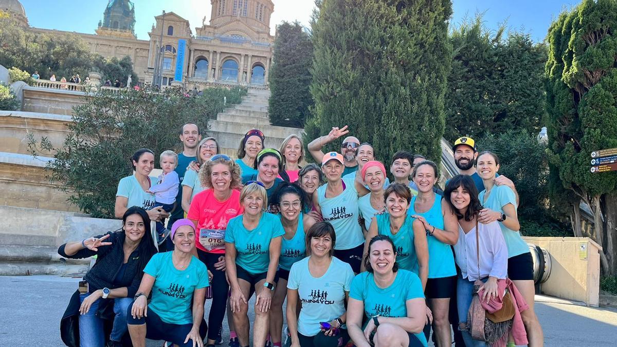 Varias corredoras y corredores de Run4You posan antes de disputar, este pasado domingo, la Carrera de la Mujer en Barcelona.