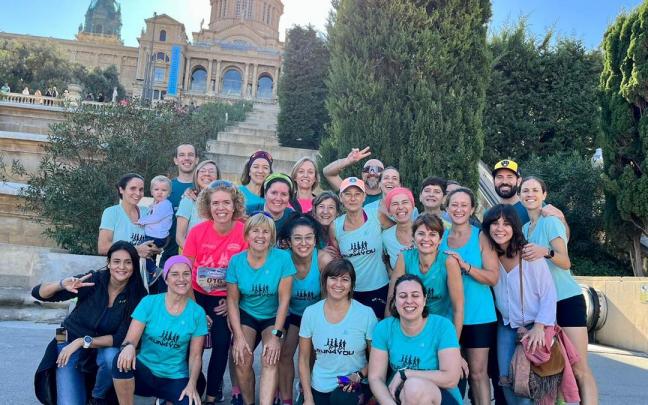 Varias corredoras y corredores de Run4You posan antes de disputar, este pasado domingo, la Carrera de la Mujer en Barcelona.