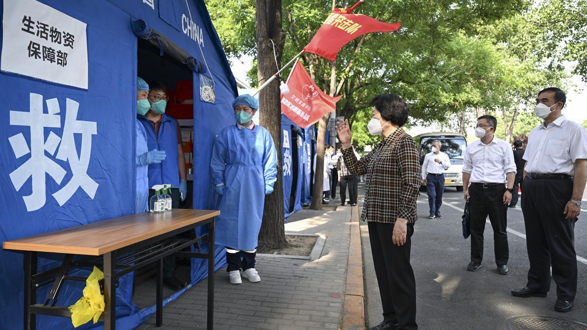 La viceprimera ministra china, Sun Chunlan, visita zonas con casos de COVID-19 en Pekín